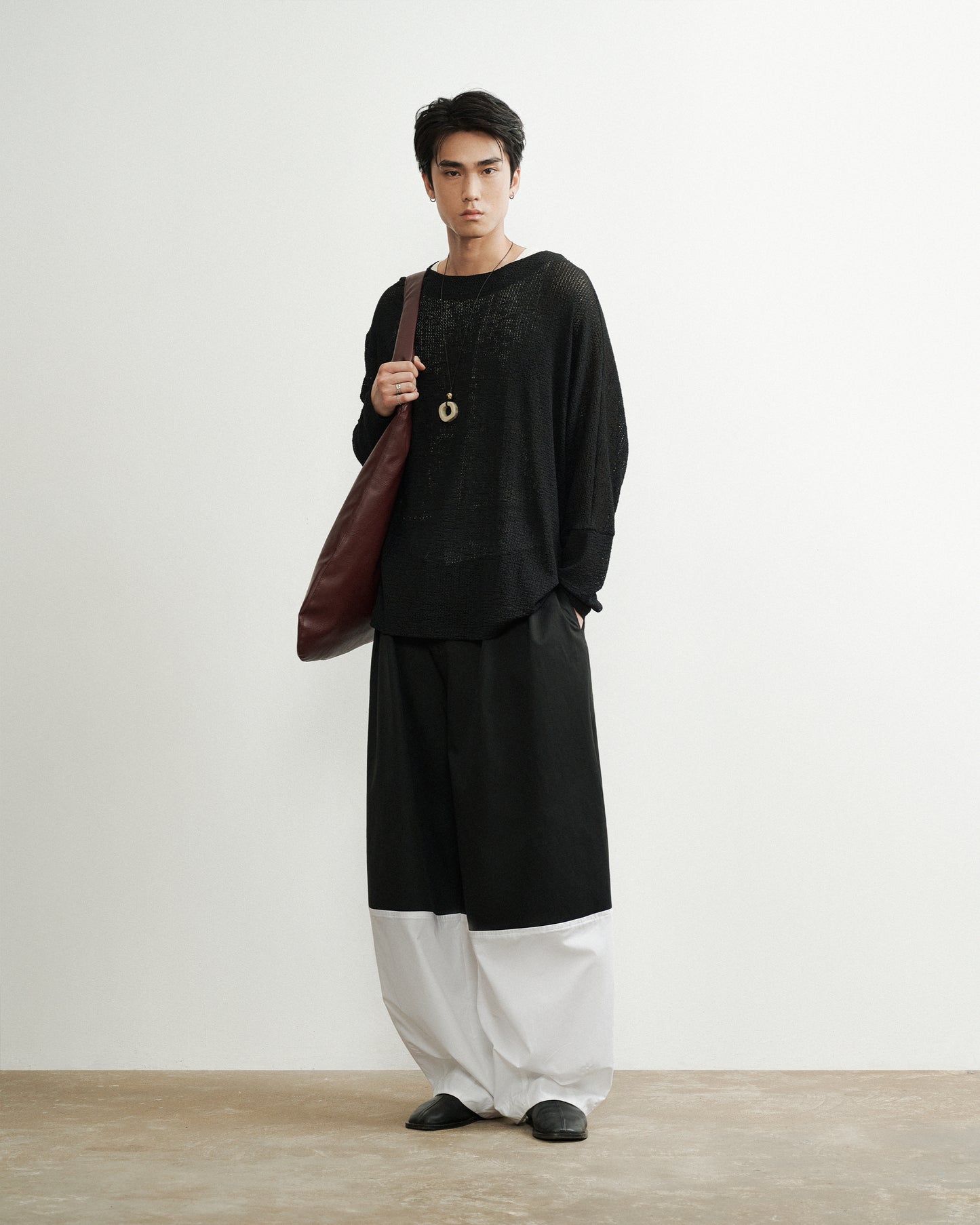 Black Yleve Top AIN Astoud