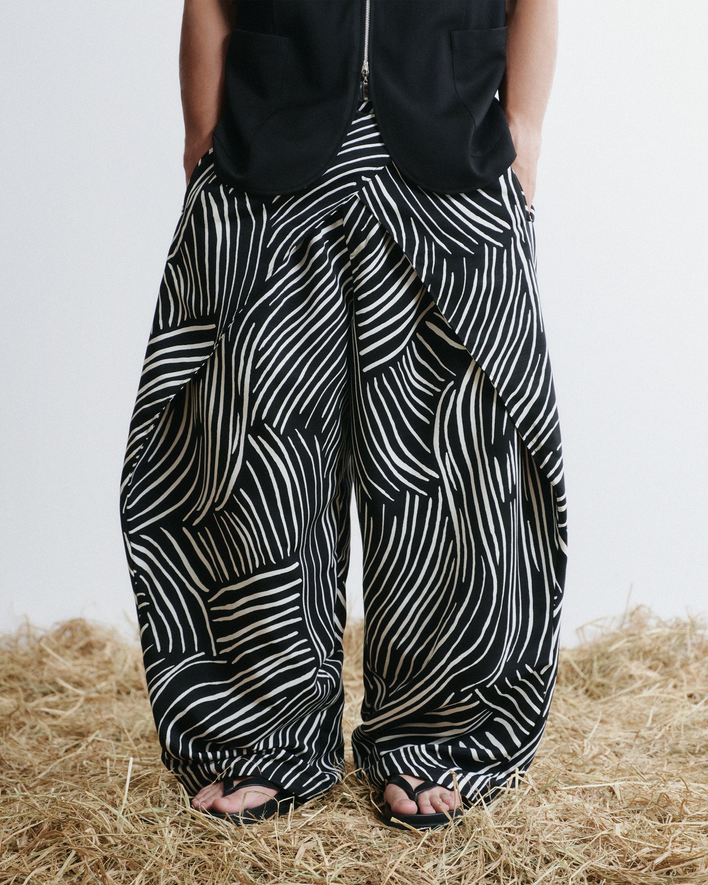striped-black-daburu-pants ain astoud
