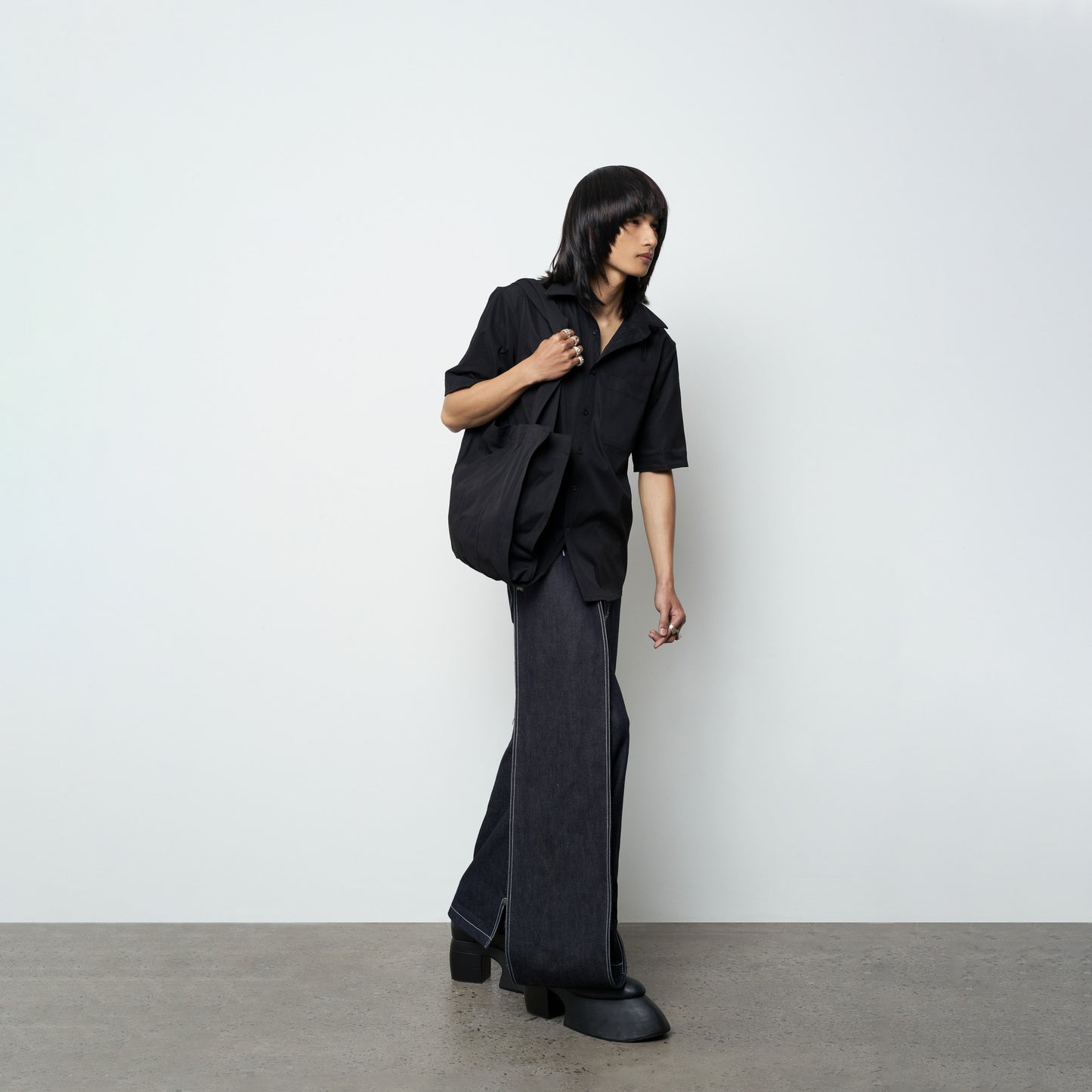 tote-shirt-black-duc-studio-astoud