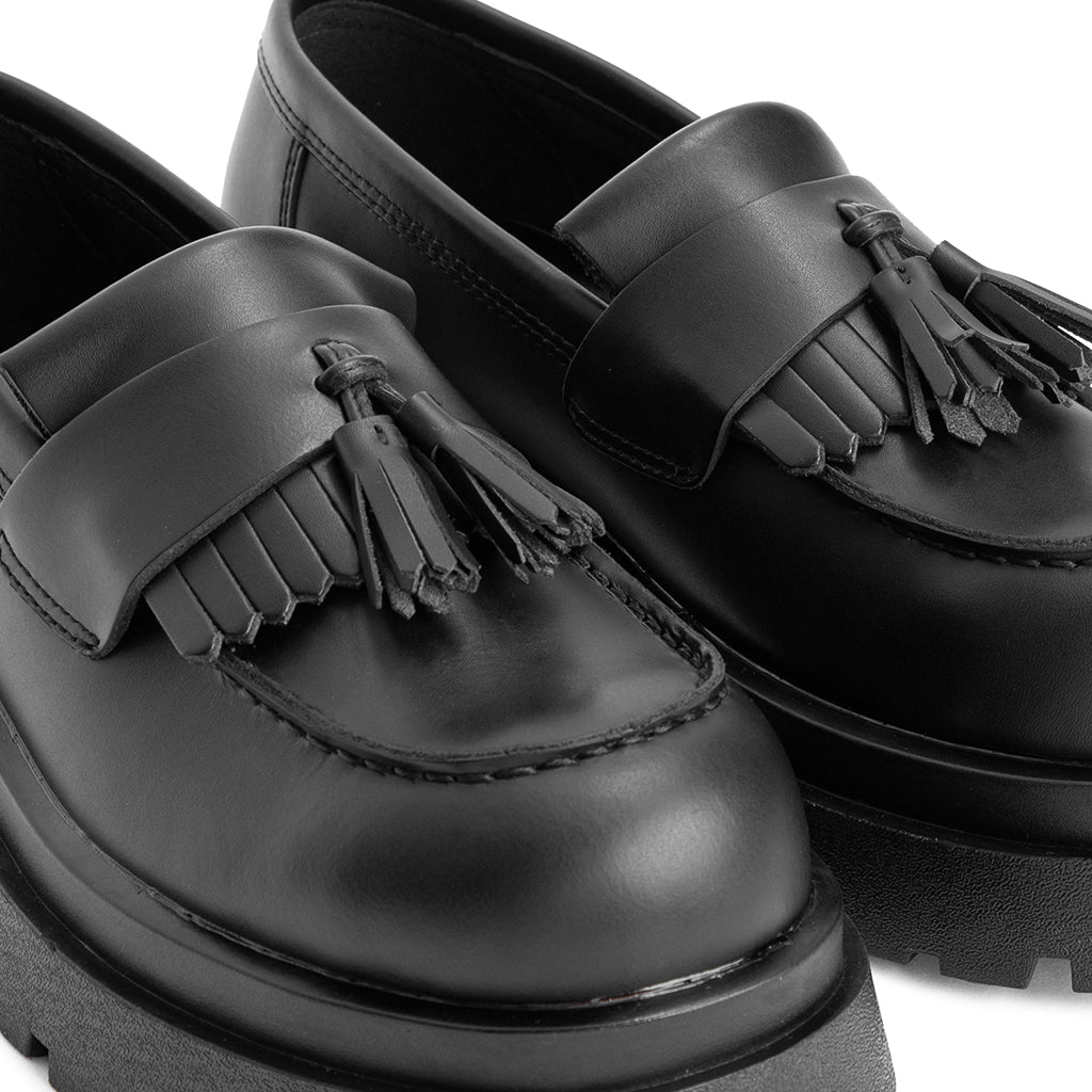 the-chunky-wolf-ss24-black-tassel-loafer thewolf astoud