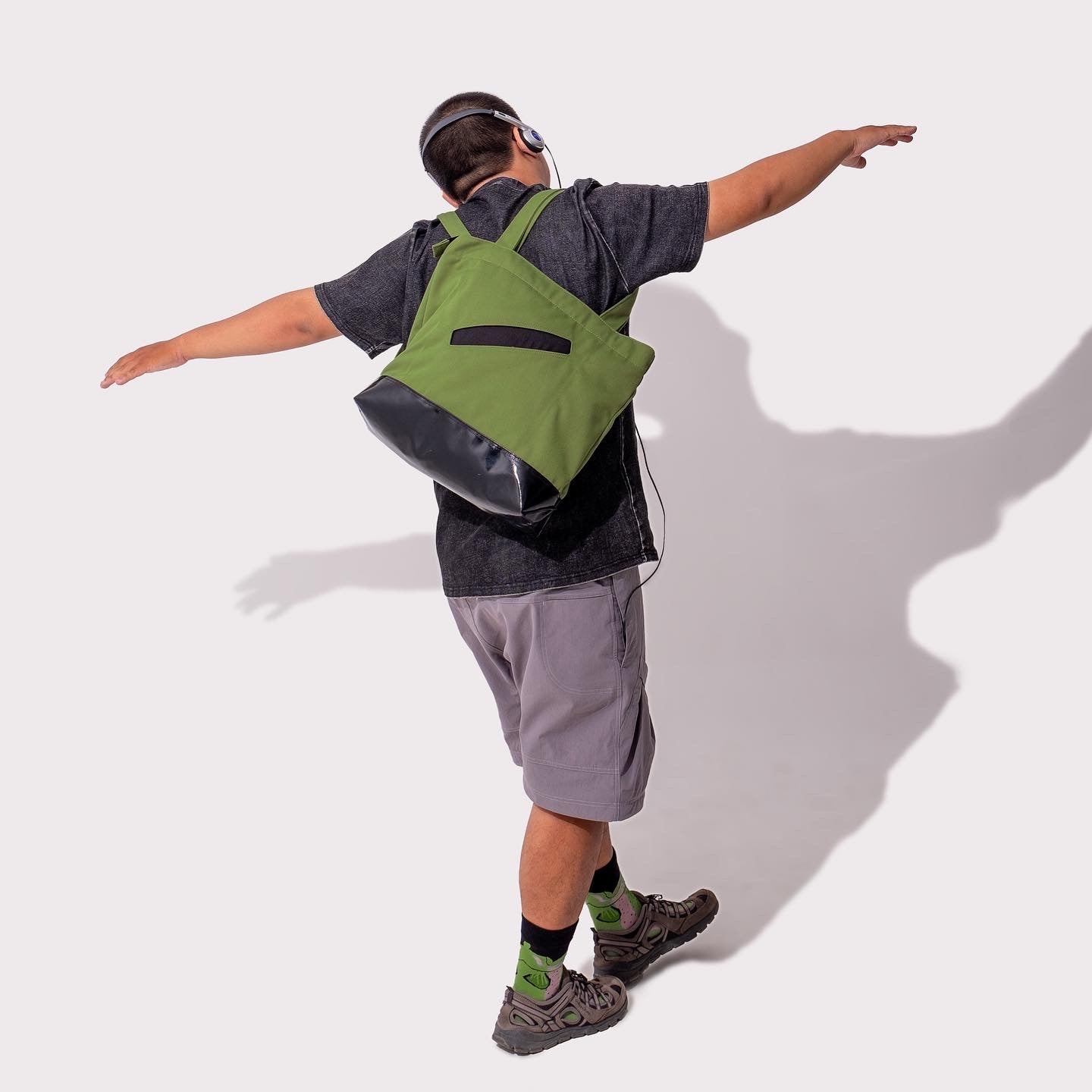 strap-3-tote-caliiste-green jump out astoud