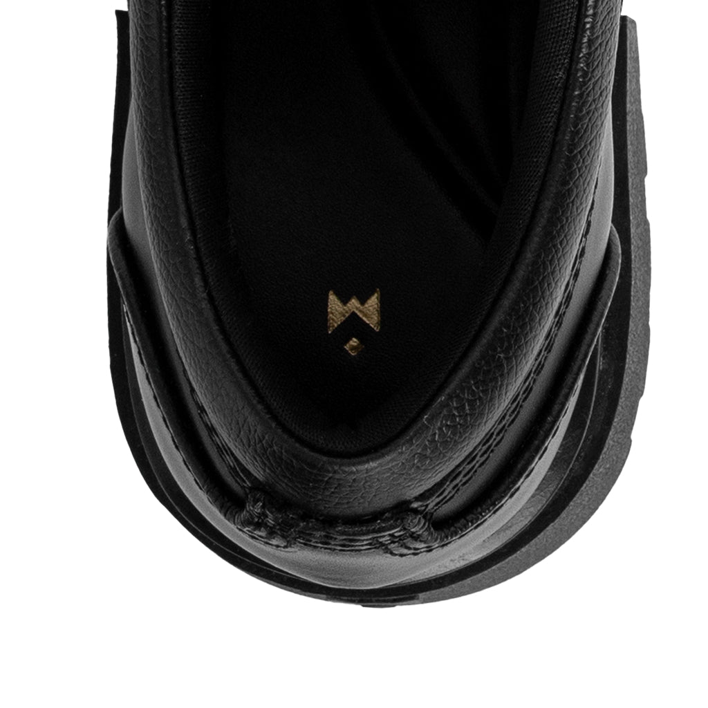 the-gigantic-wolf-black-derby thewolf astoud