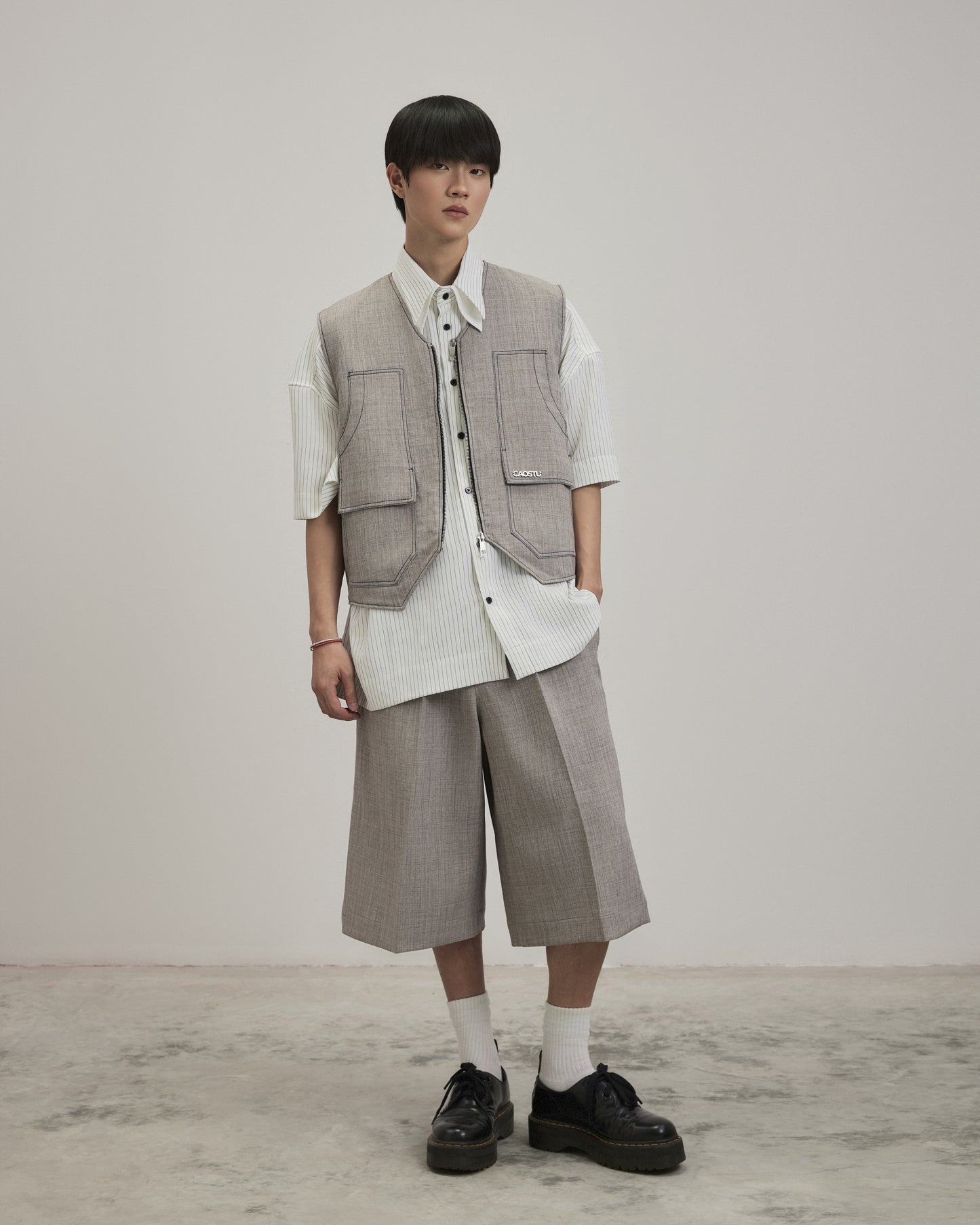 longing-gile-light-gray caostu astoud