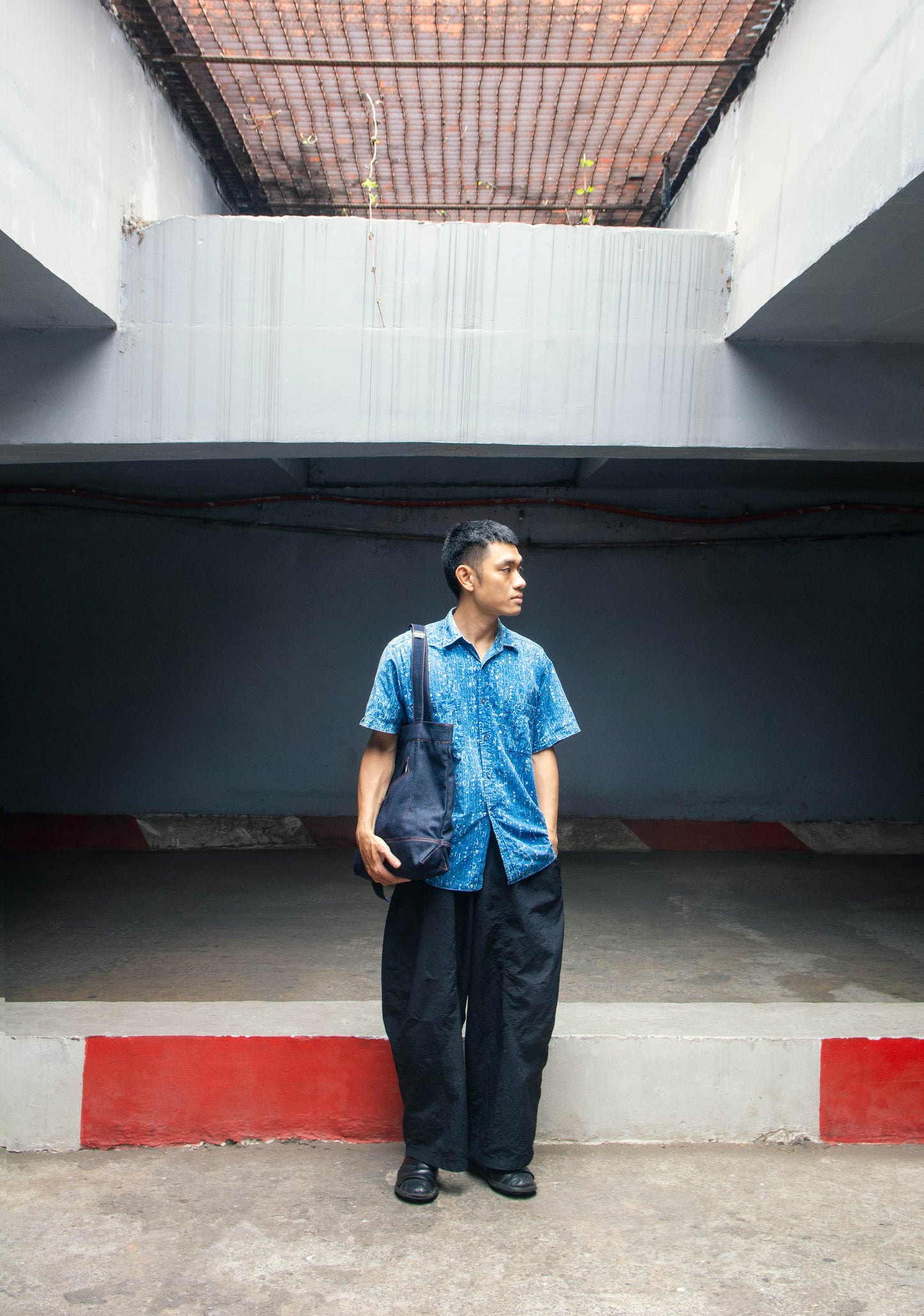 strap-3-tote-raw-denim-indigo jump out astoud