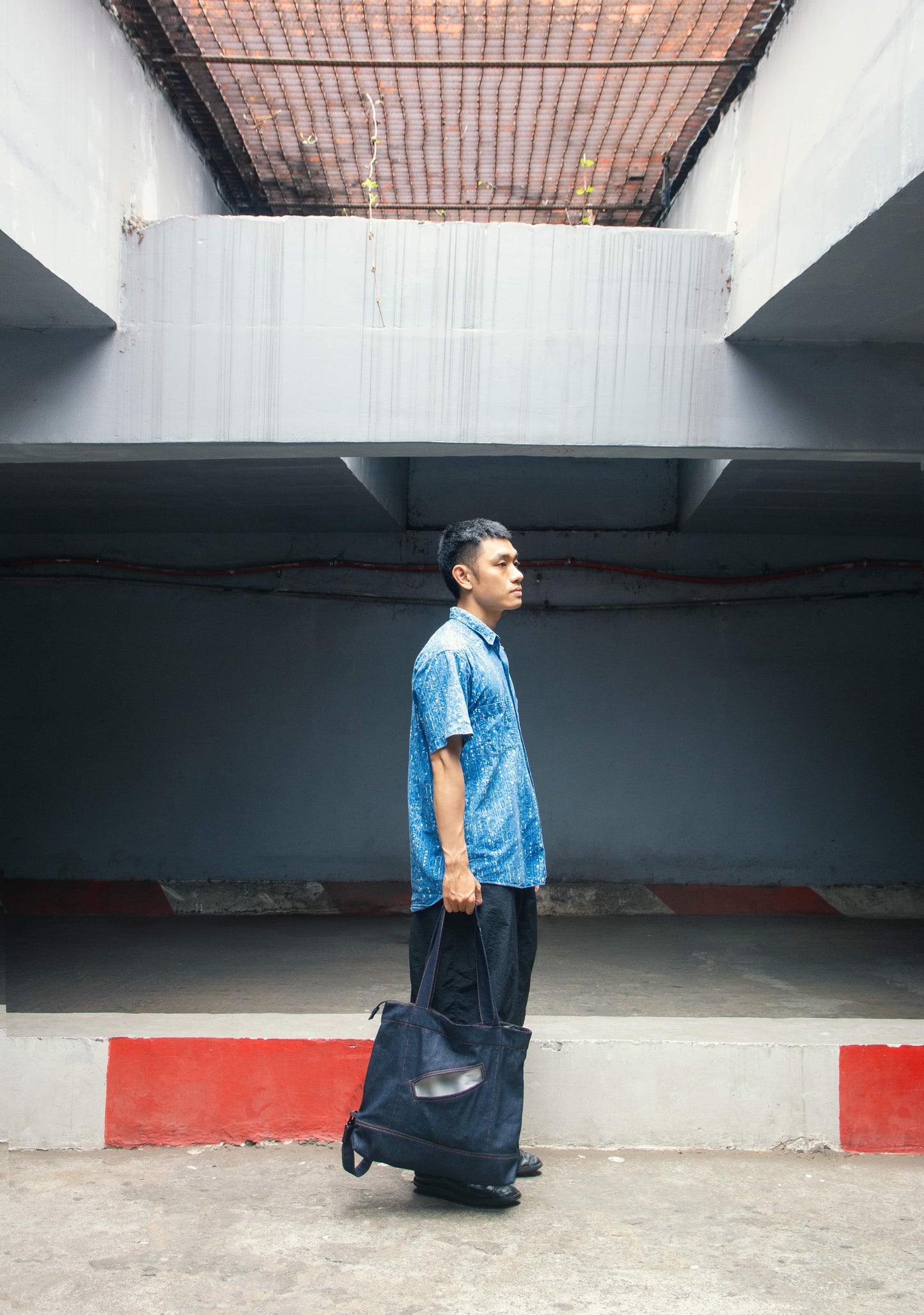strap-3-tote-raw-denim-indigo jump out astoud