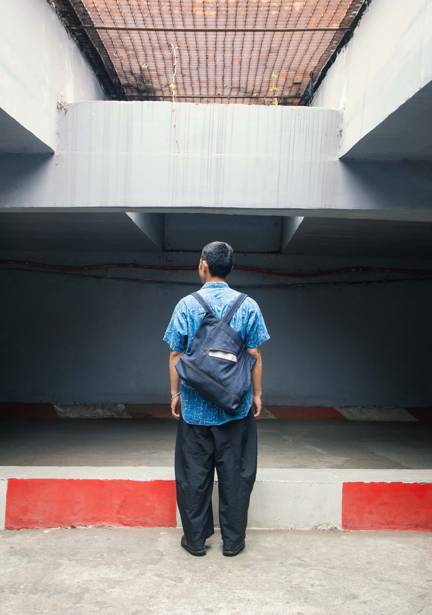 strap-3-tote-raw-denim-indigo jump out astoud