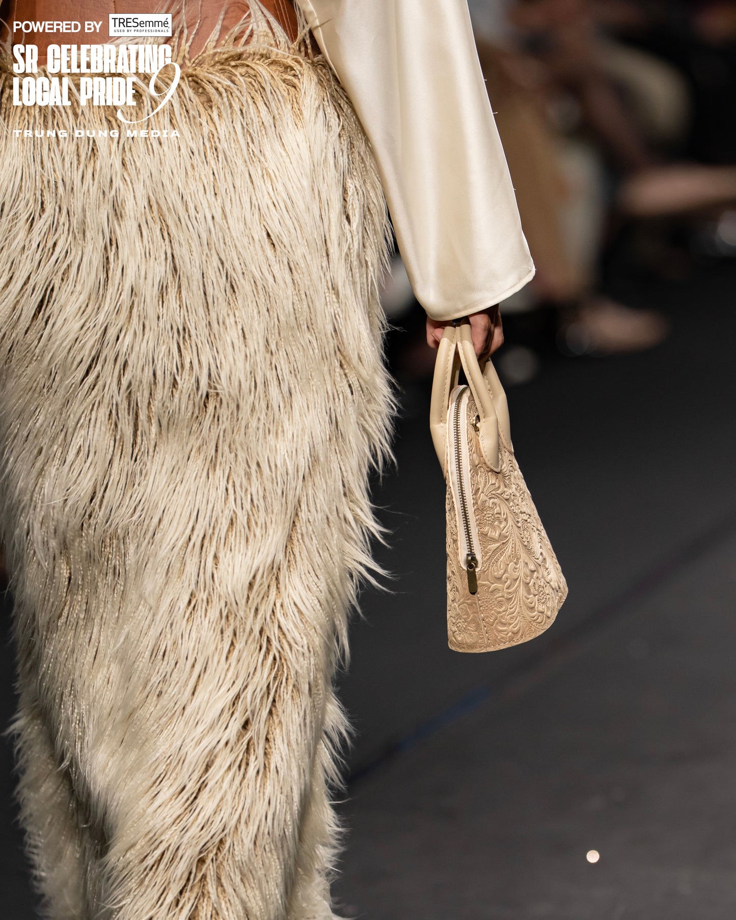 beige-lo-gach-engraved-leather-bag an heritage astoud