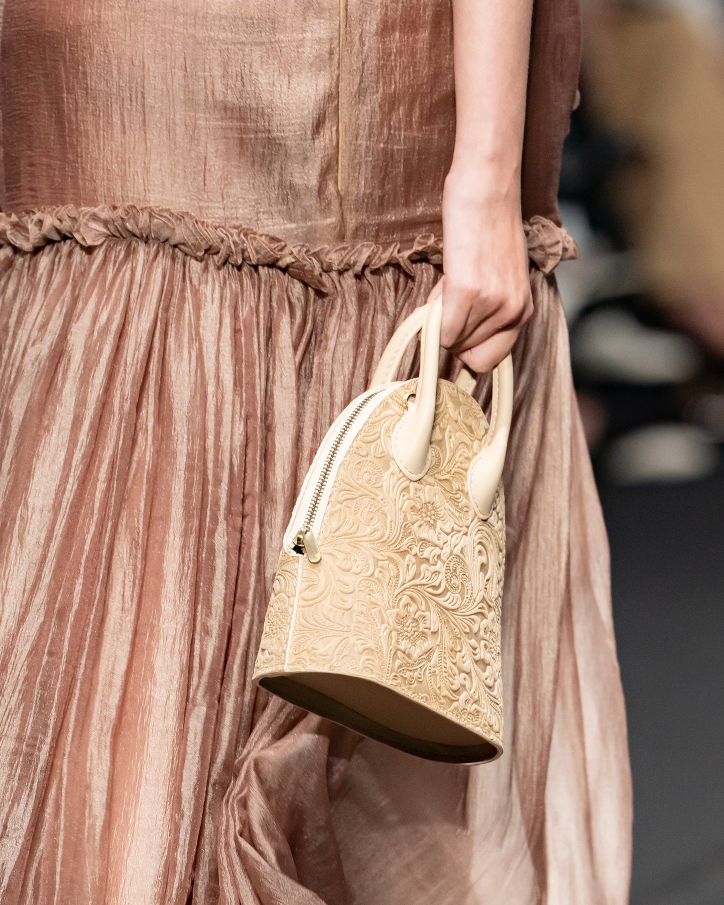 beige-lo-gach-engraved-leather-bag an heritage astoud