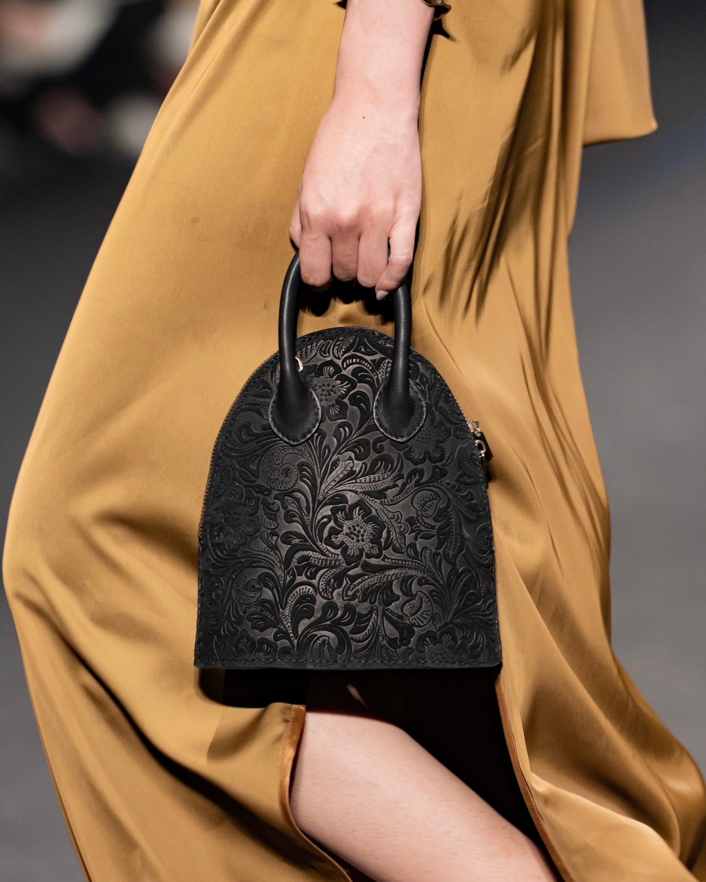 black-lo-gach-engraved-leather-bag an heritage astoud