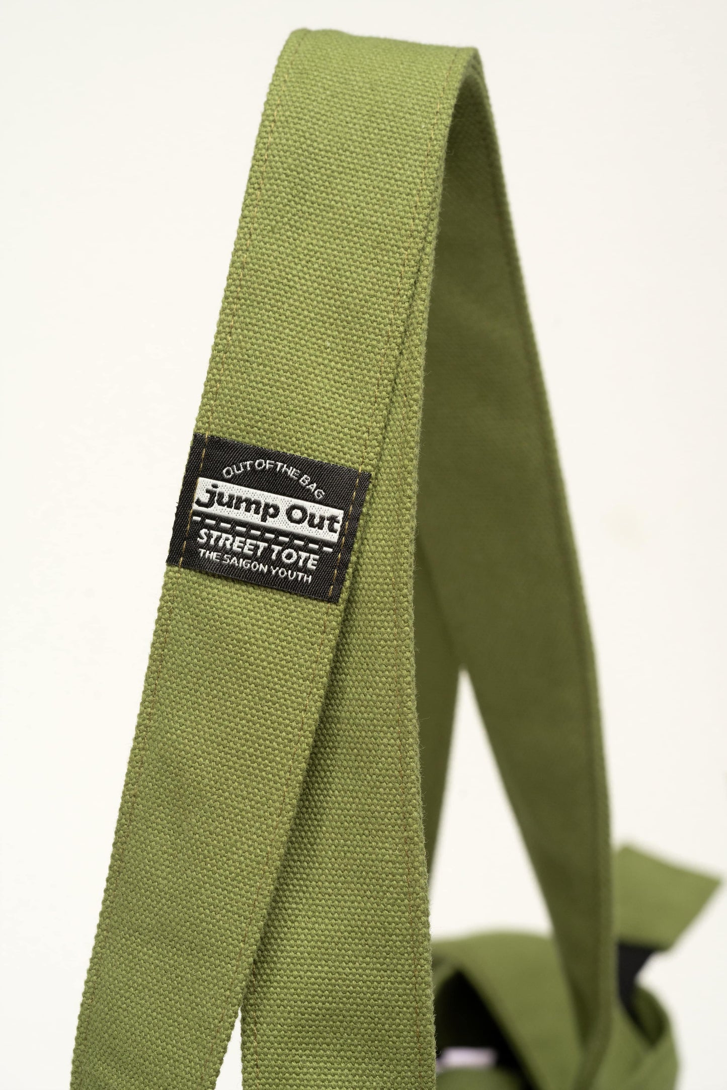strap-3-tote-caliiste-green jump out astoud