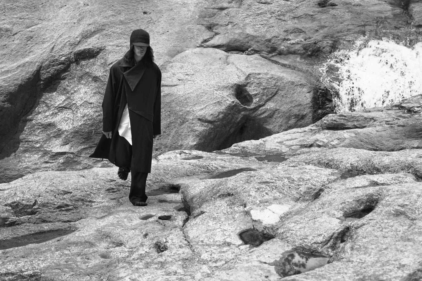 collapse-coat-black-THE-IDIOT-astoud