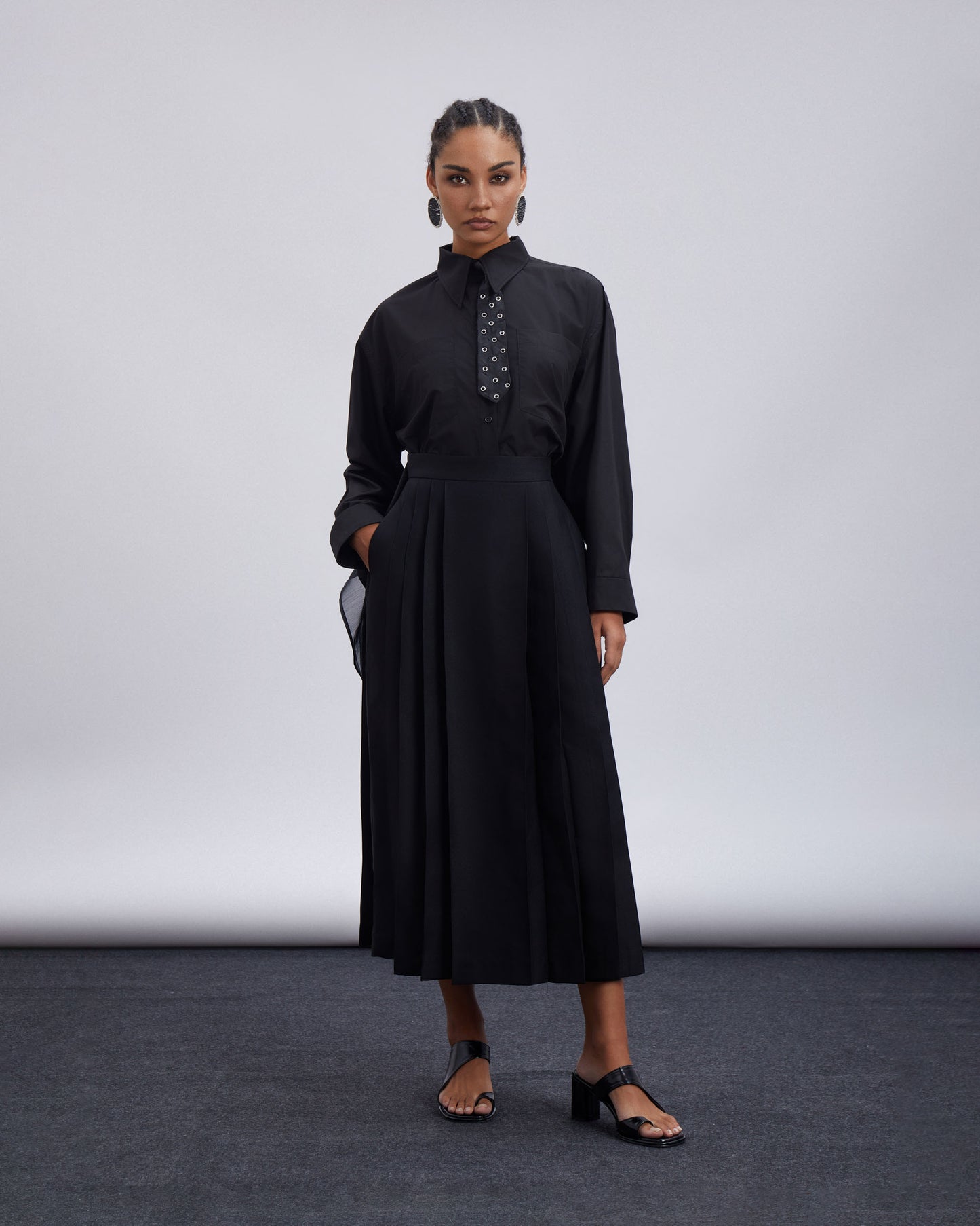 lẳng-lơ-open-back-tied-shirt-black-caostu-astoud