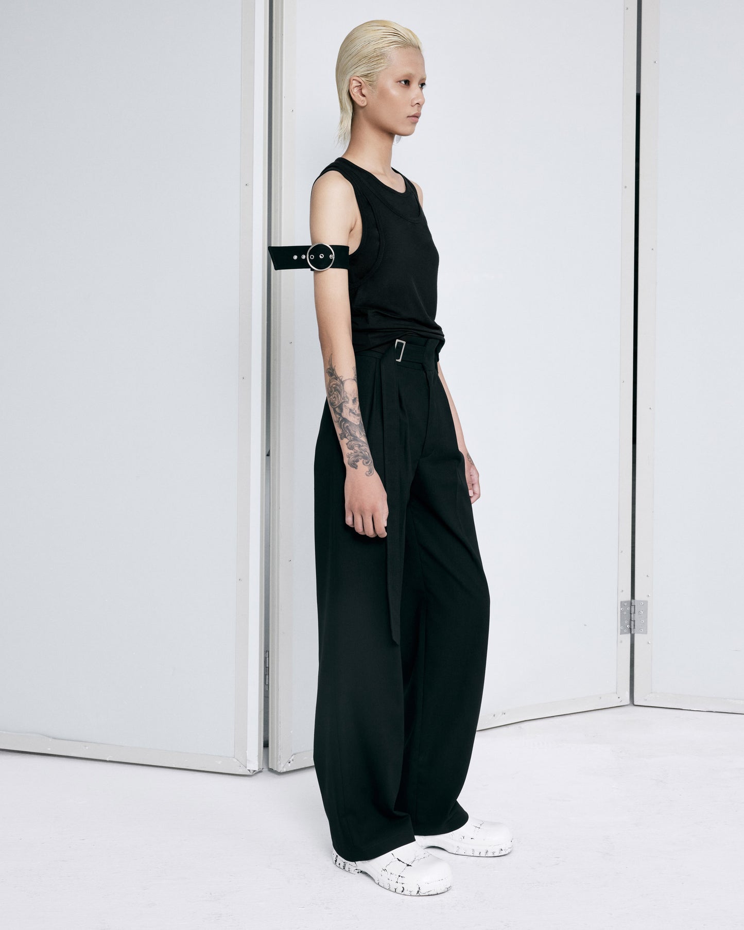 black-linen-straight-leg-pants-fortythree-astoud