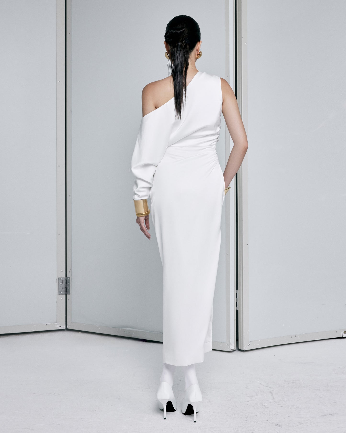 Robe asymétrique en soie blanche