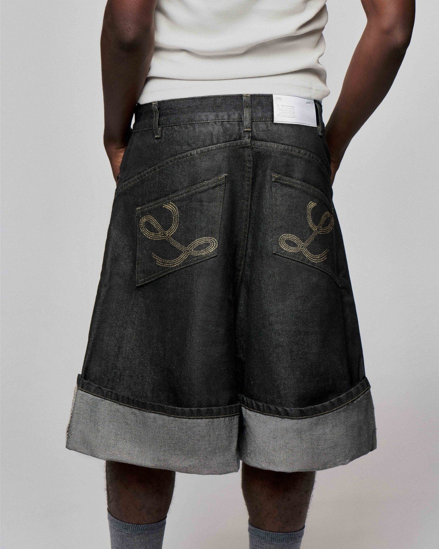 washed-black-overrolled-carpenter-shorts lider astoud