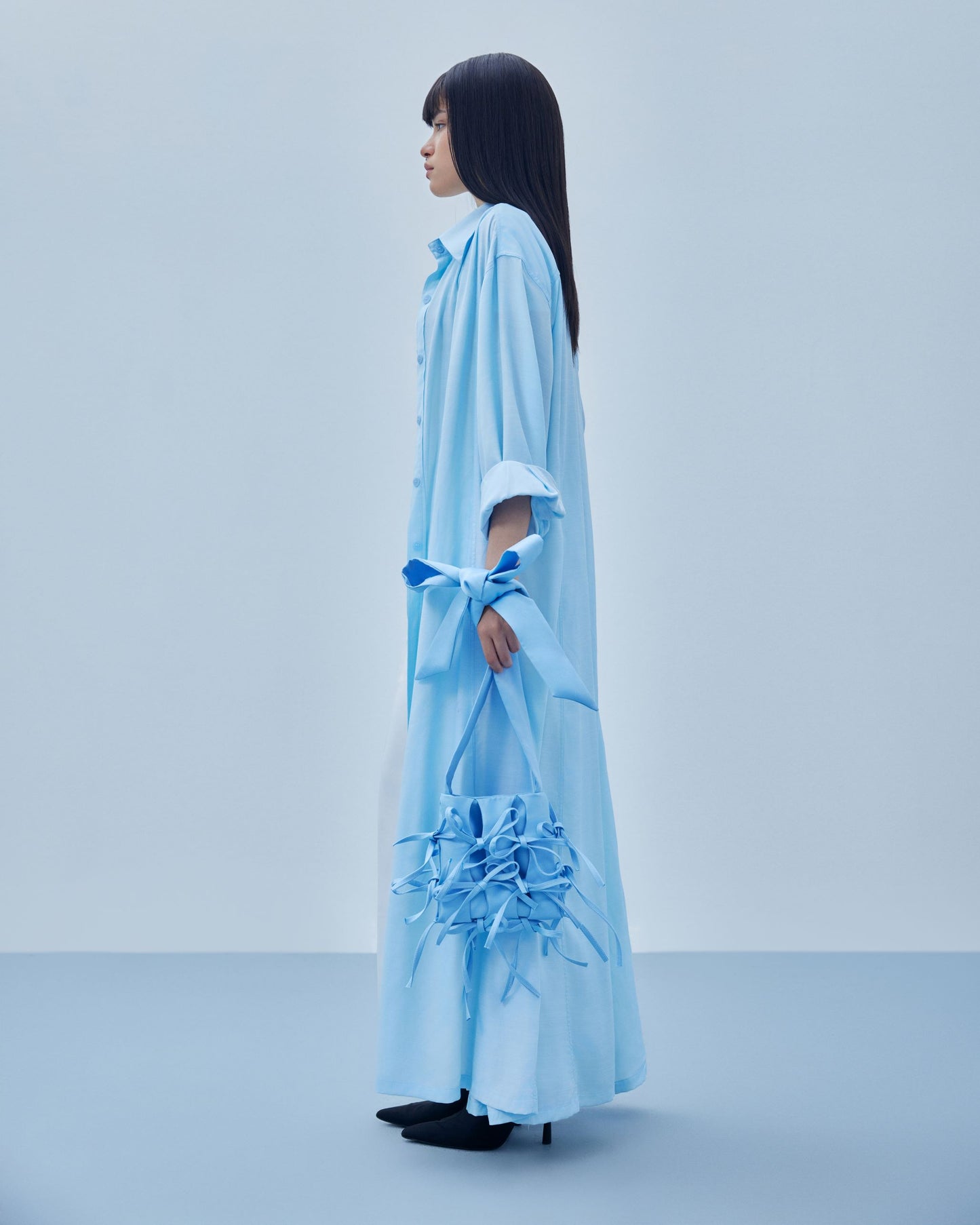 babes-long-coat-sky-CAOSTU