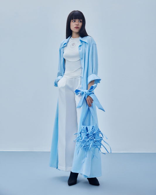 babes-long-coat-sky-CAOSTU