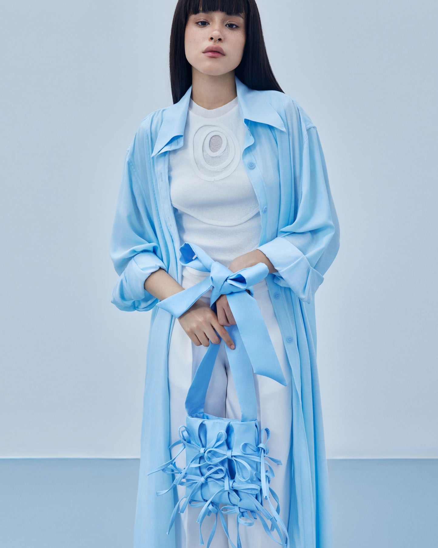 babes-long-coat-sky-CAOSTU