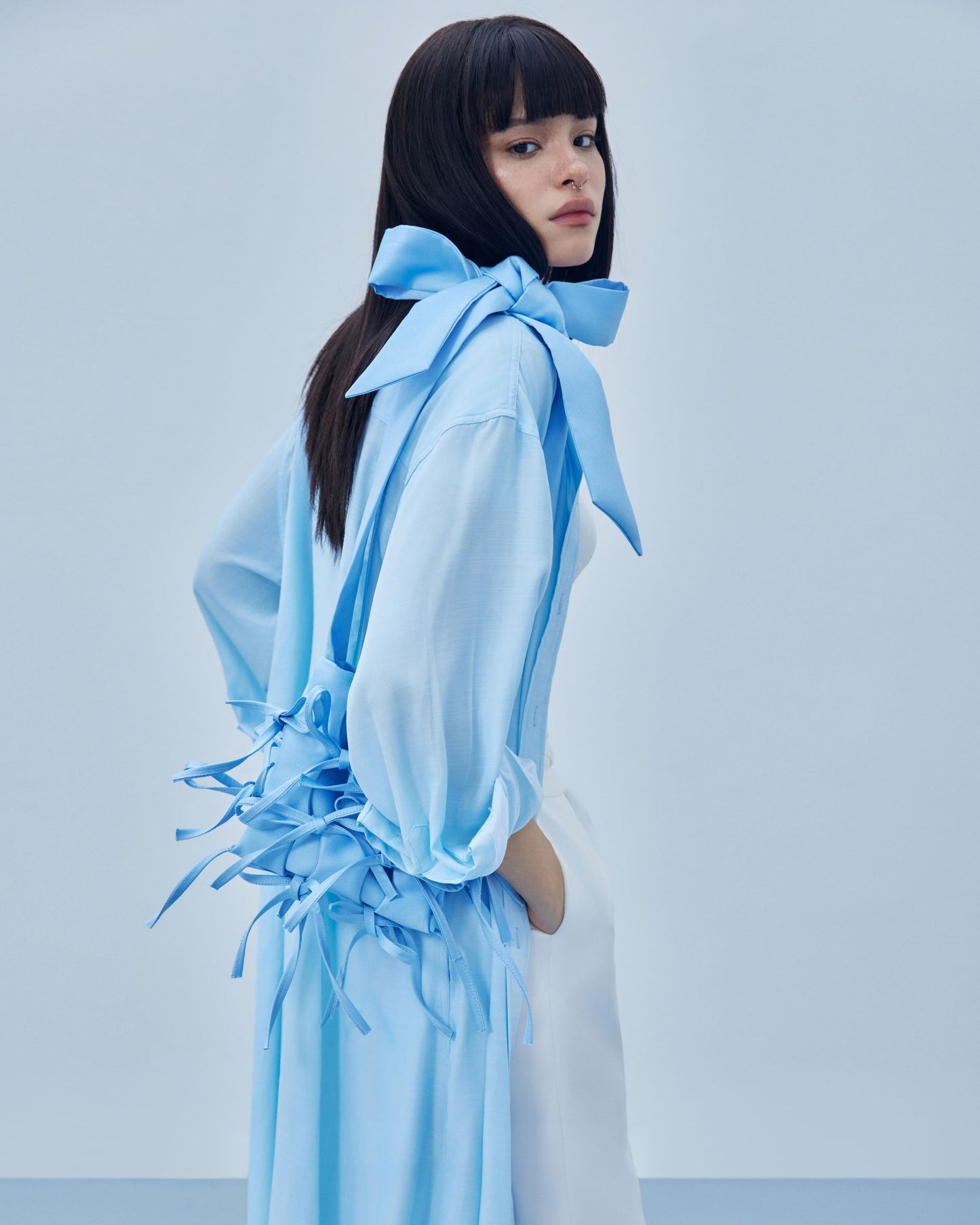 babes-long-coat-sky-CAOSTU