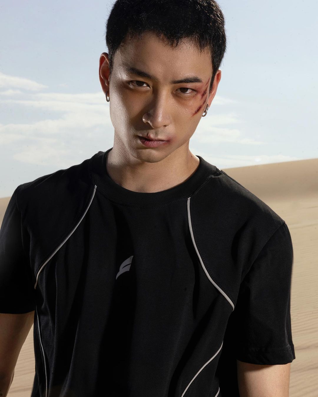 black-paneled-t-shirt-FRAGILE-CLUB-ASTOUD