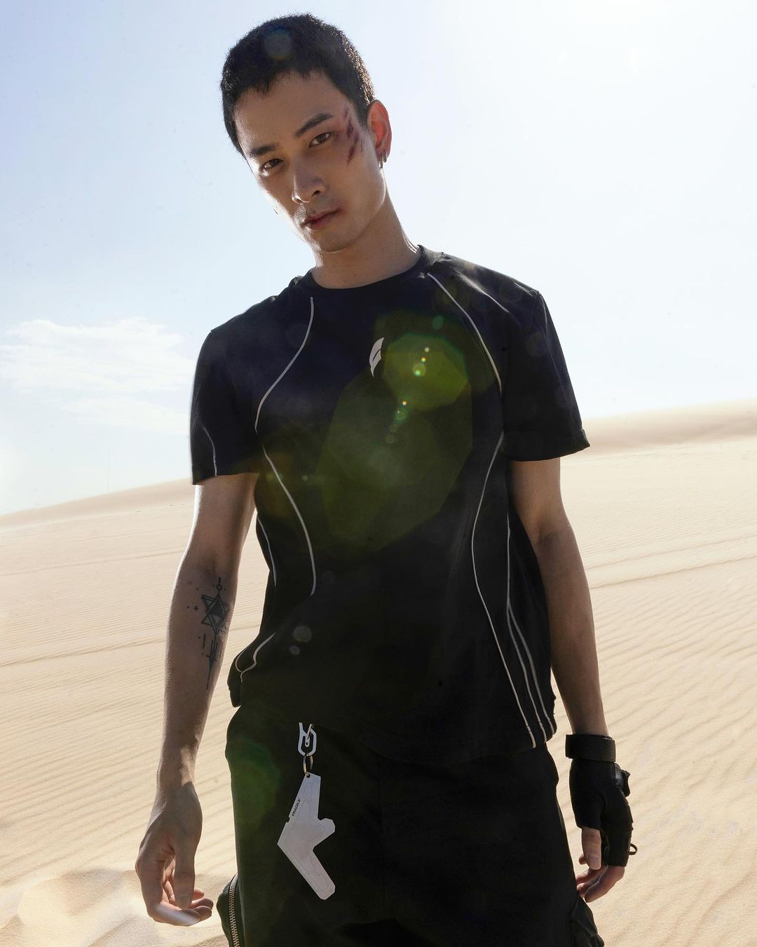 black-paneled-t-shirt-FRAGILE-CLUB-ASTOUD