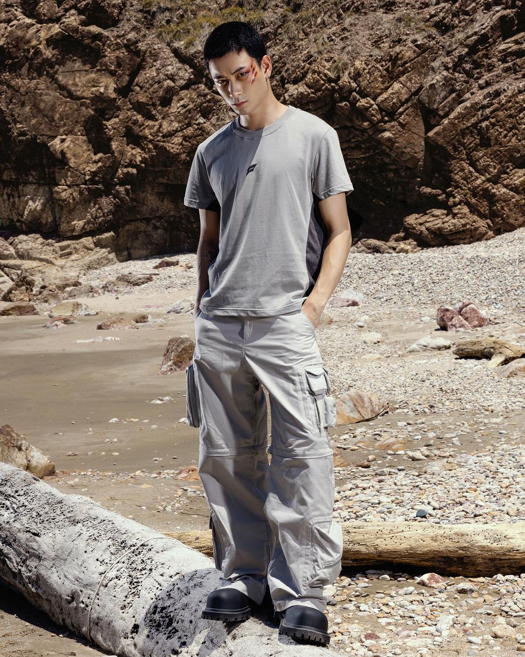 light-gray-paneled-t-shirt-FRAGILE-CLUB-ASTOUD