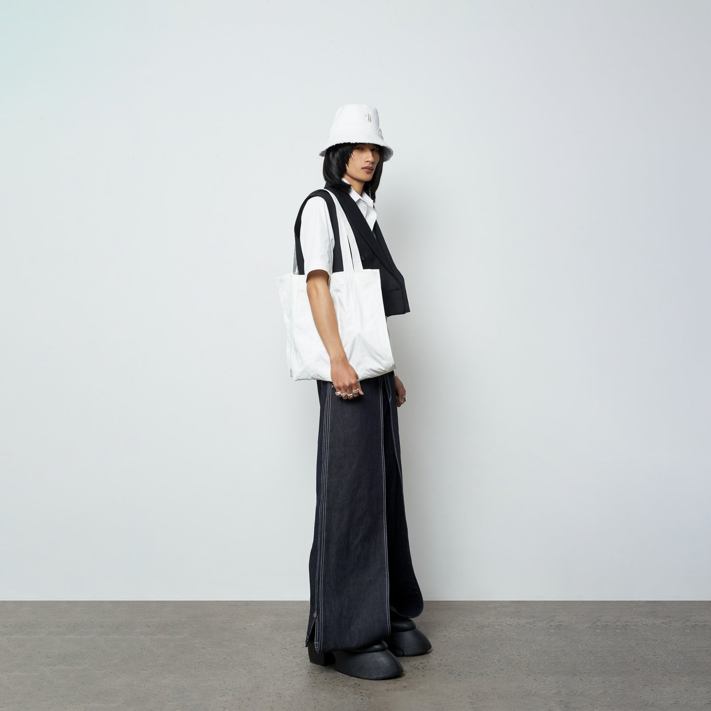 tote-shirt-black-duc-studio-astoud