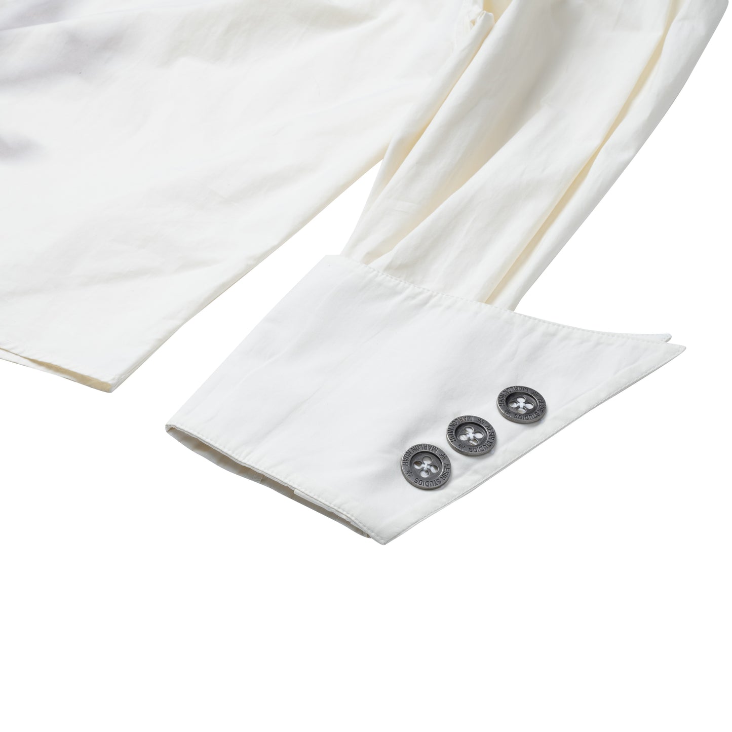 Manches longues à boutons blancs