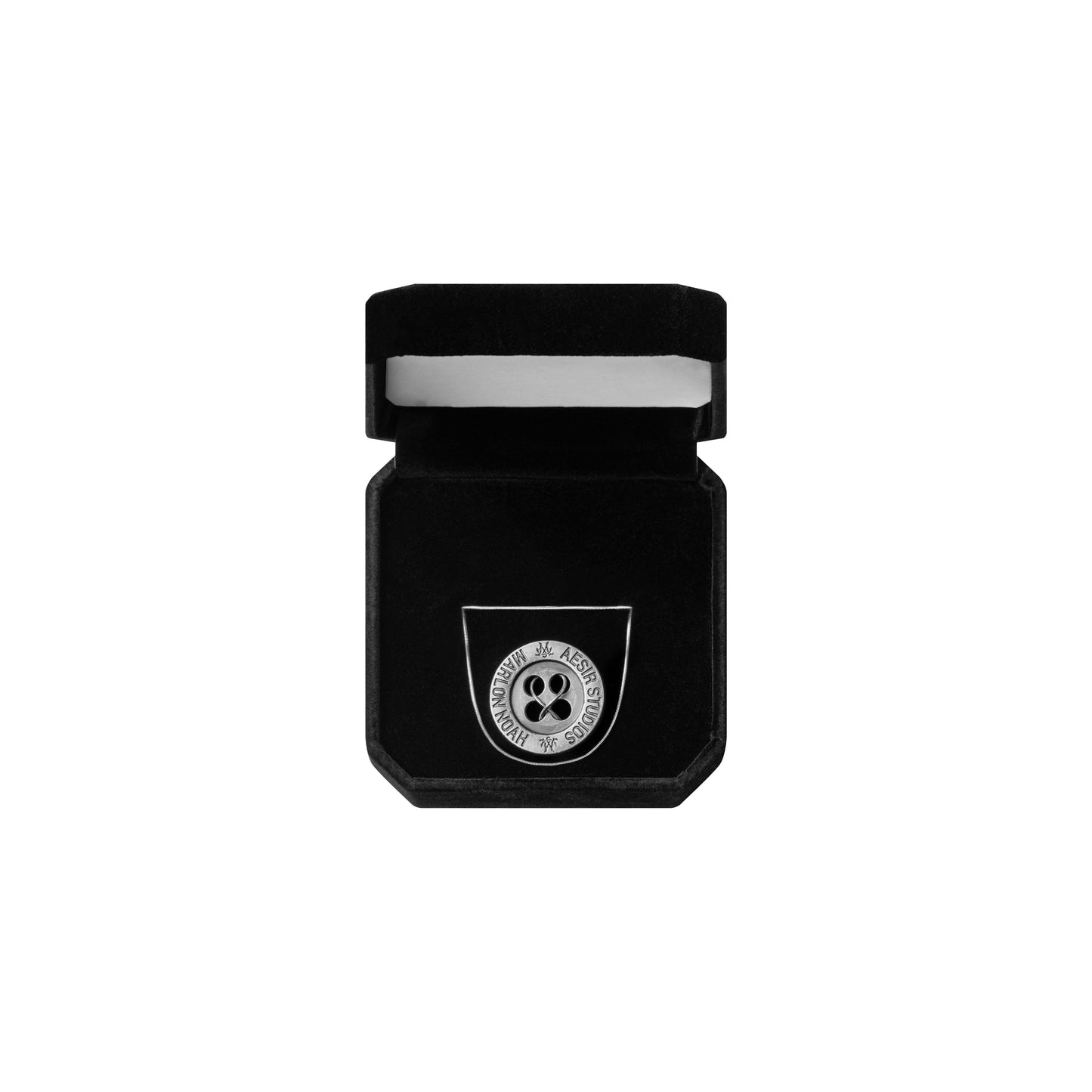 Manches longues à boutons blancs