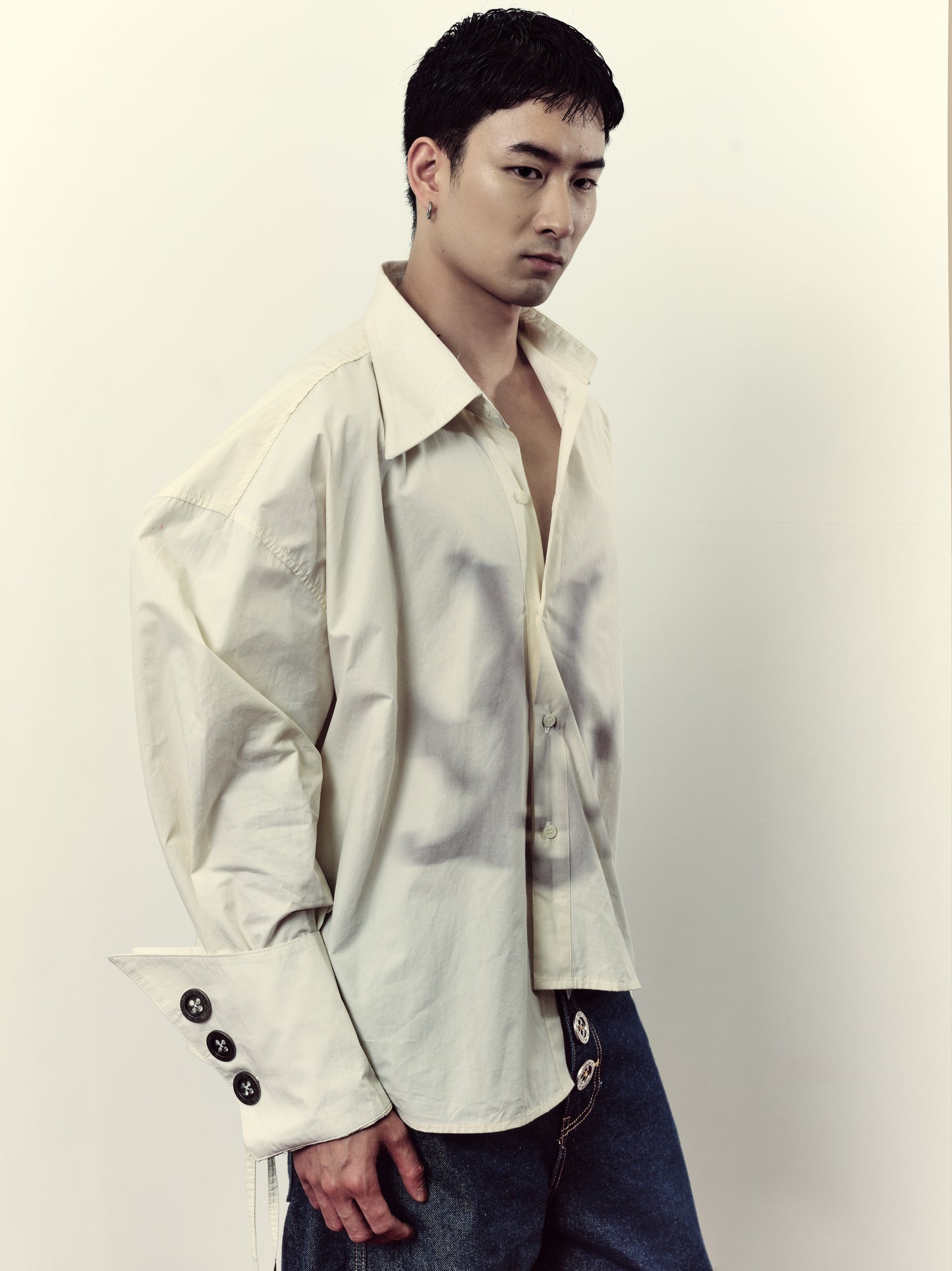 Manches longues à boutons blancs