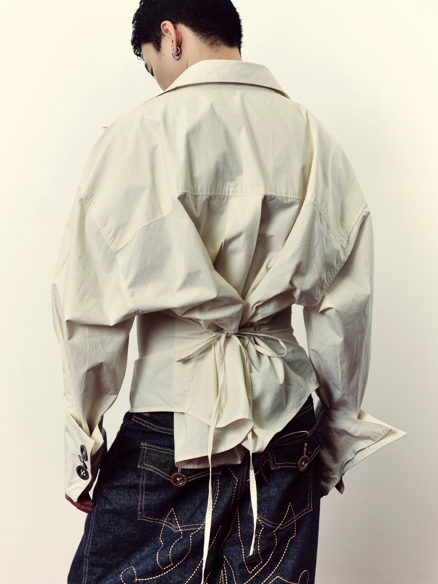 Manches longues à boutons blancs