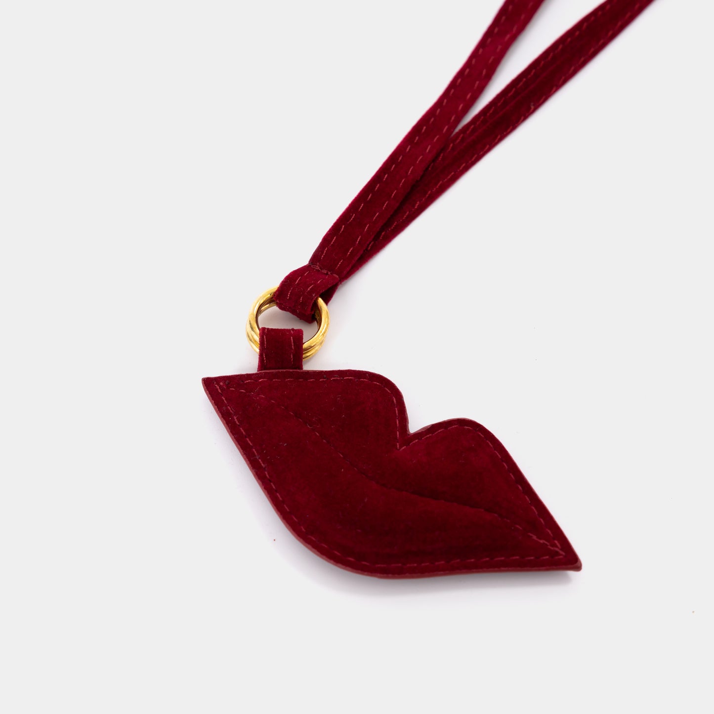 red-lips-charm-arya-astoud