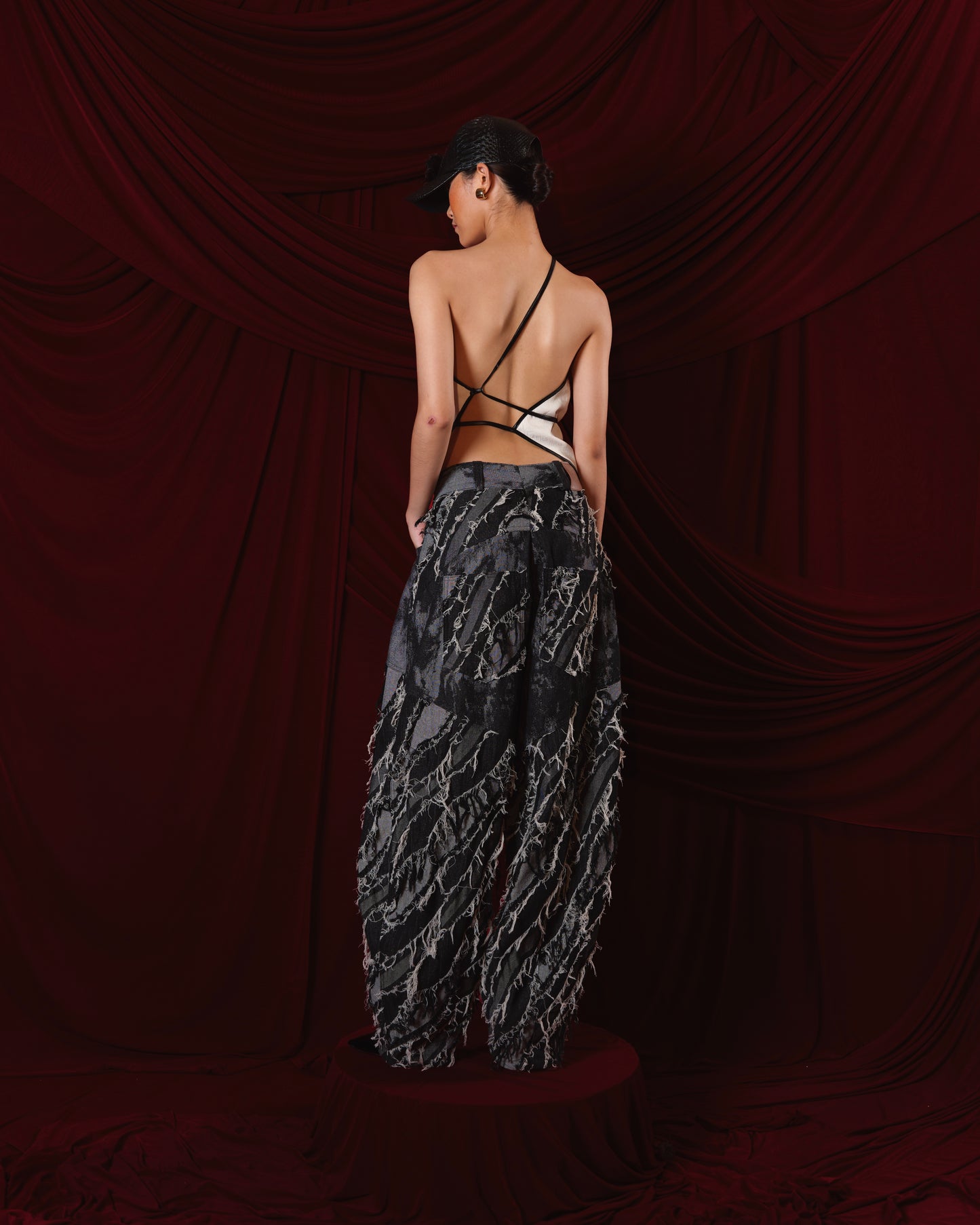 long-hồ-linen-hand-embroidery-halter-top an heritage astoud