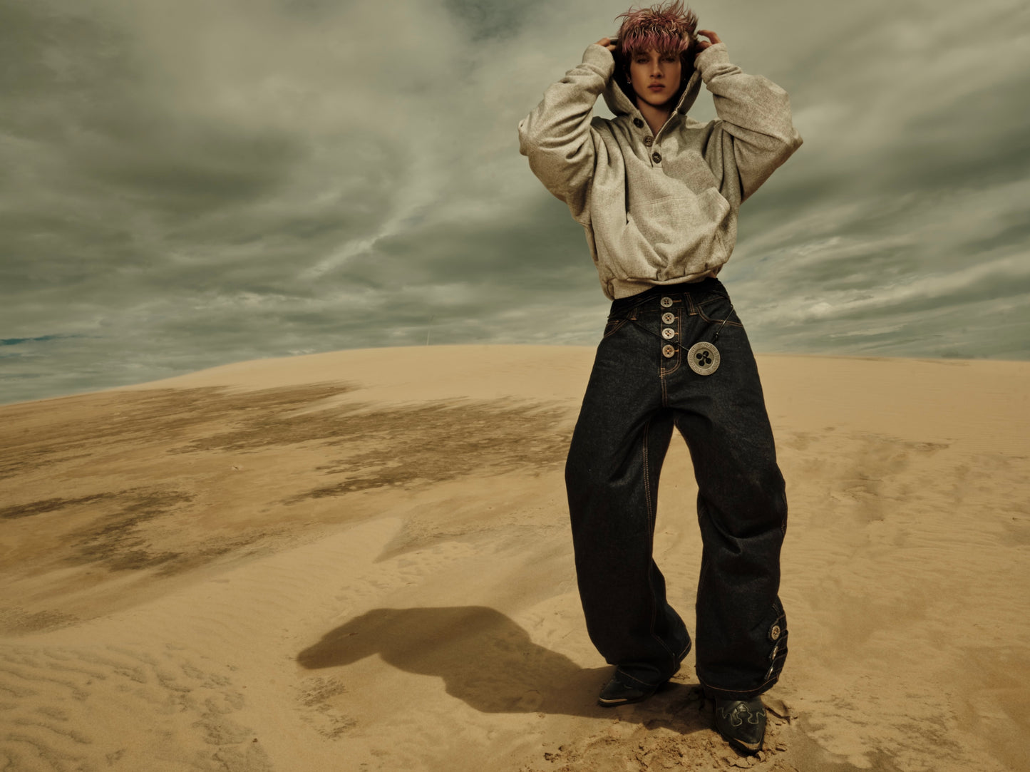 Manches longues à boutons blancs