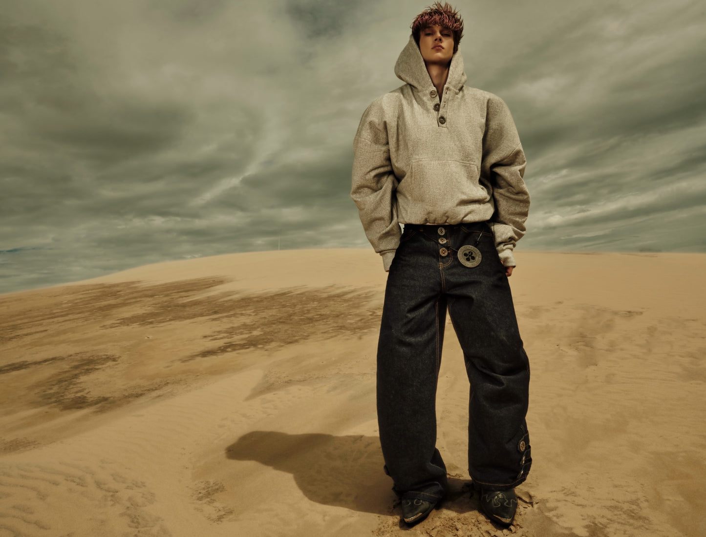 Manches longues à boutons blancs