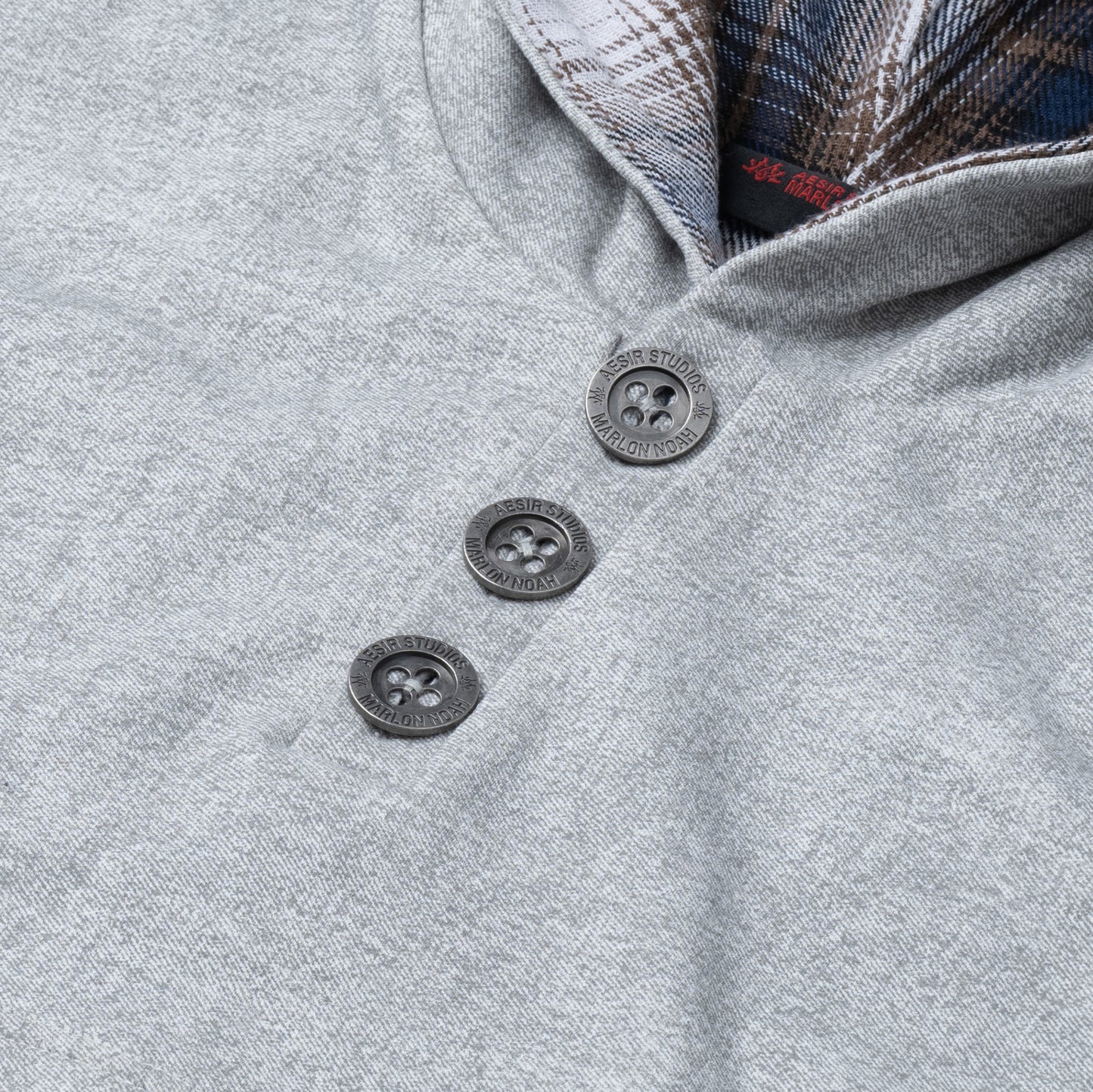 Manches longues à boutons blancs