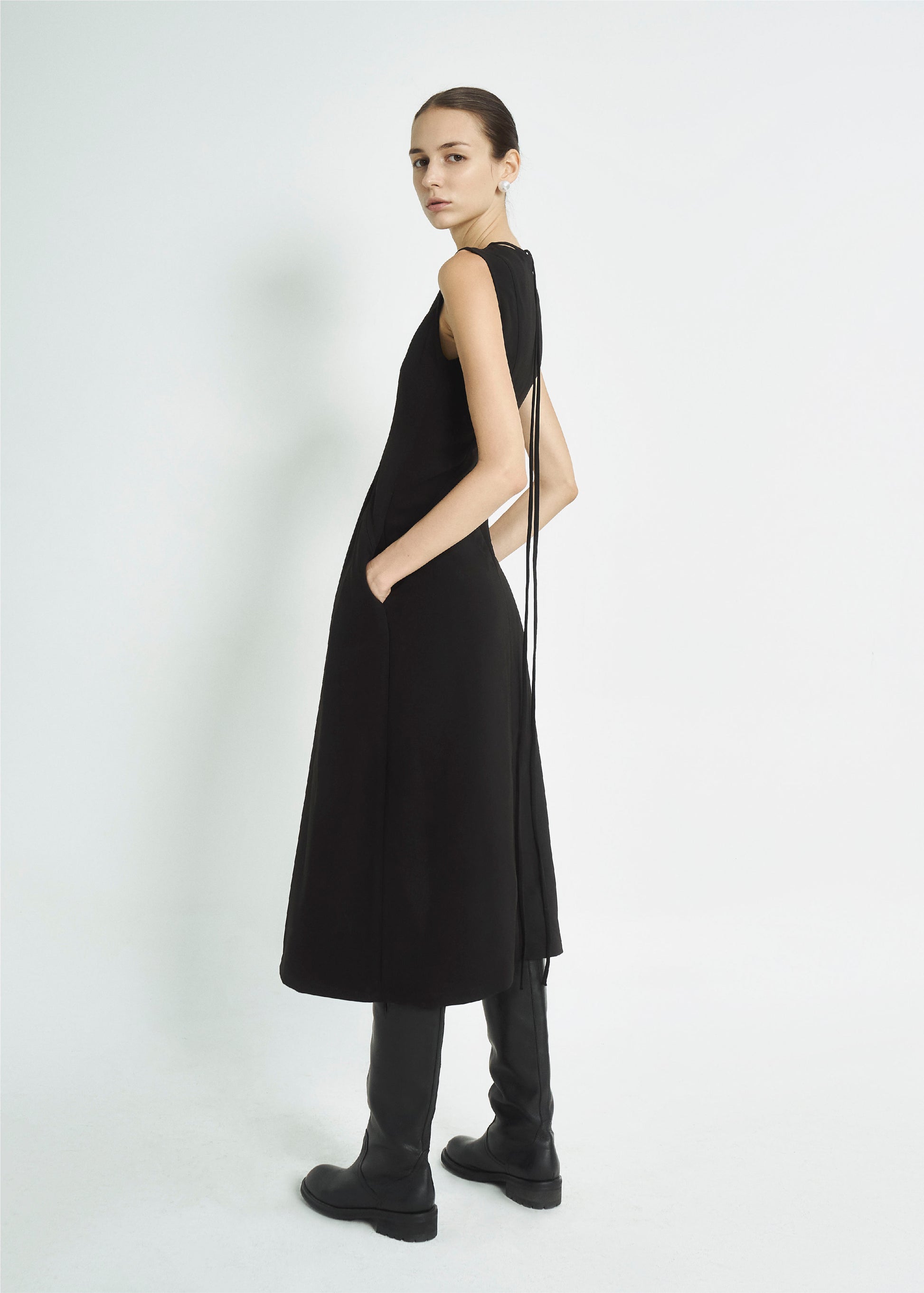 square-neck-sleeveless-dress-MAYNE-STUDIOS-astoud