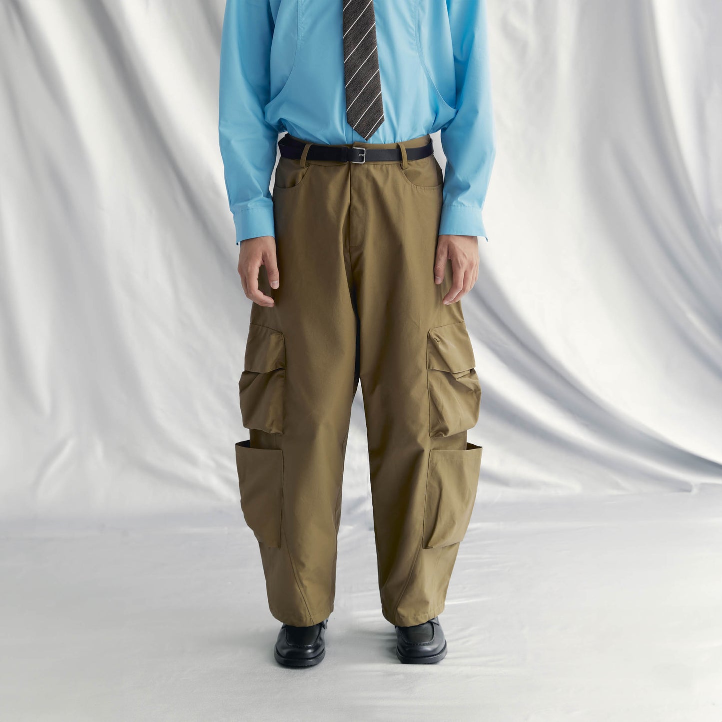 MARTEN PANTS | BROWN made of canvas cotton with straight legs, front and rear pockets, leg flap patch pockets, and an elasticated waistband.