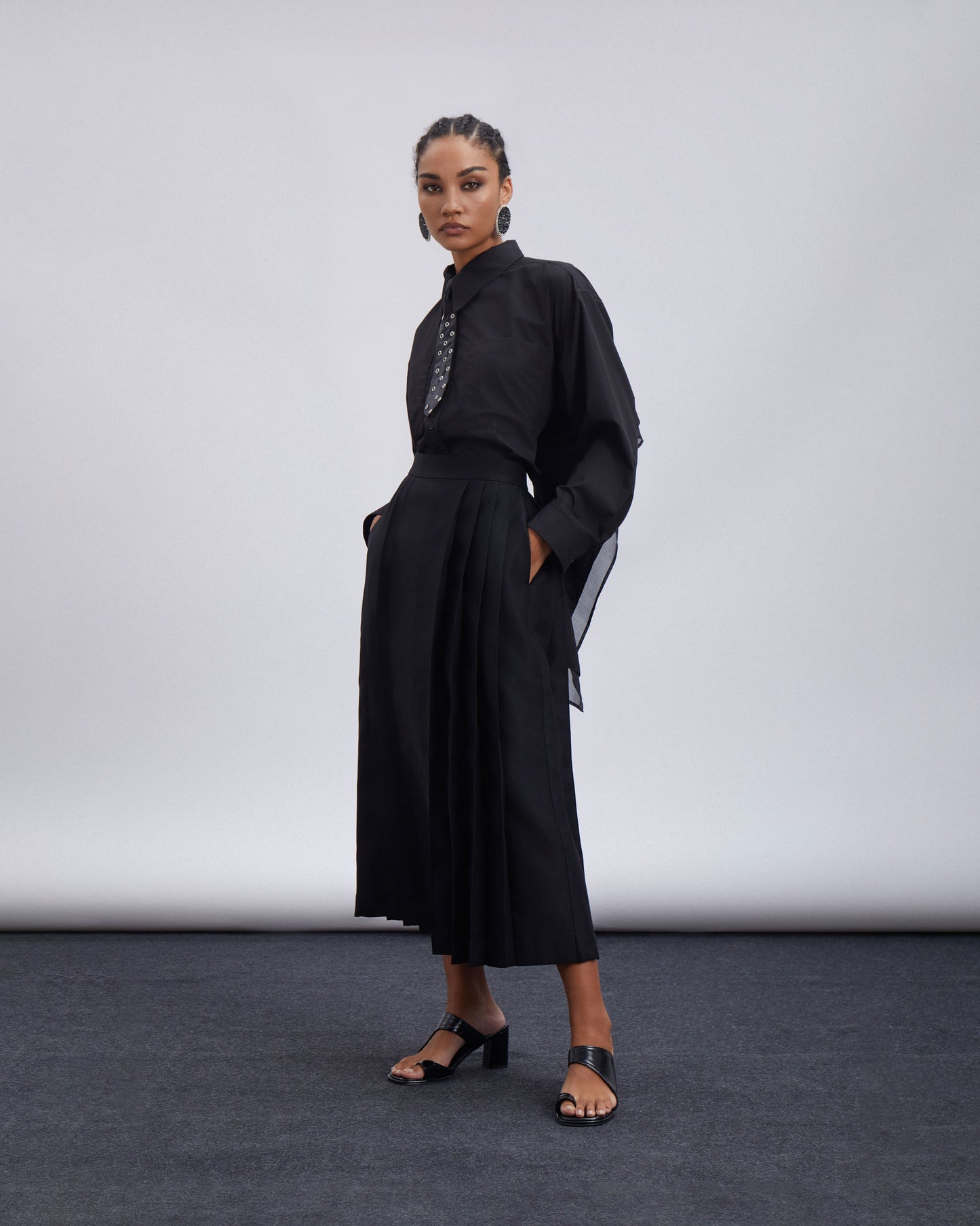 lẳng-lơ-open-back-tied-shirt-black-caostu-astoud