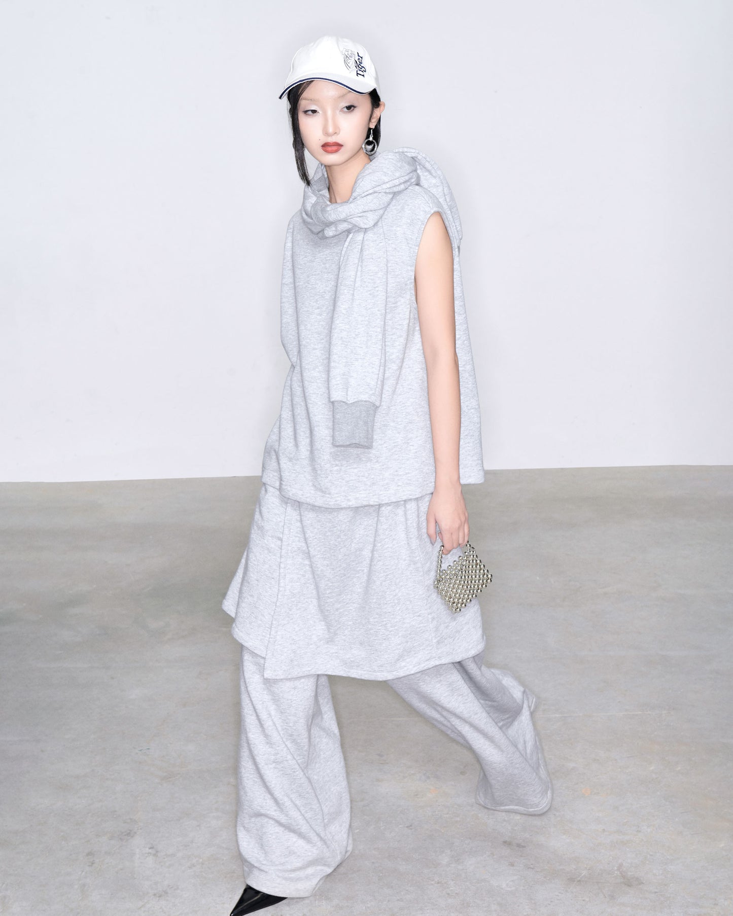 detachable-sleeves-sweatshirt-DAC-EMBELLISH-astoud