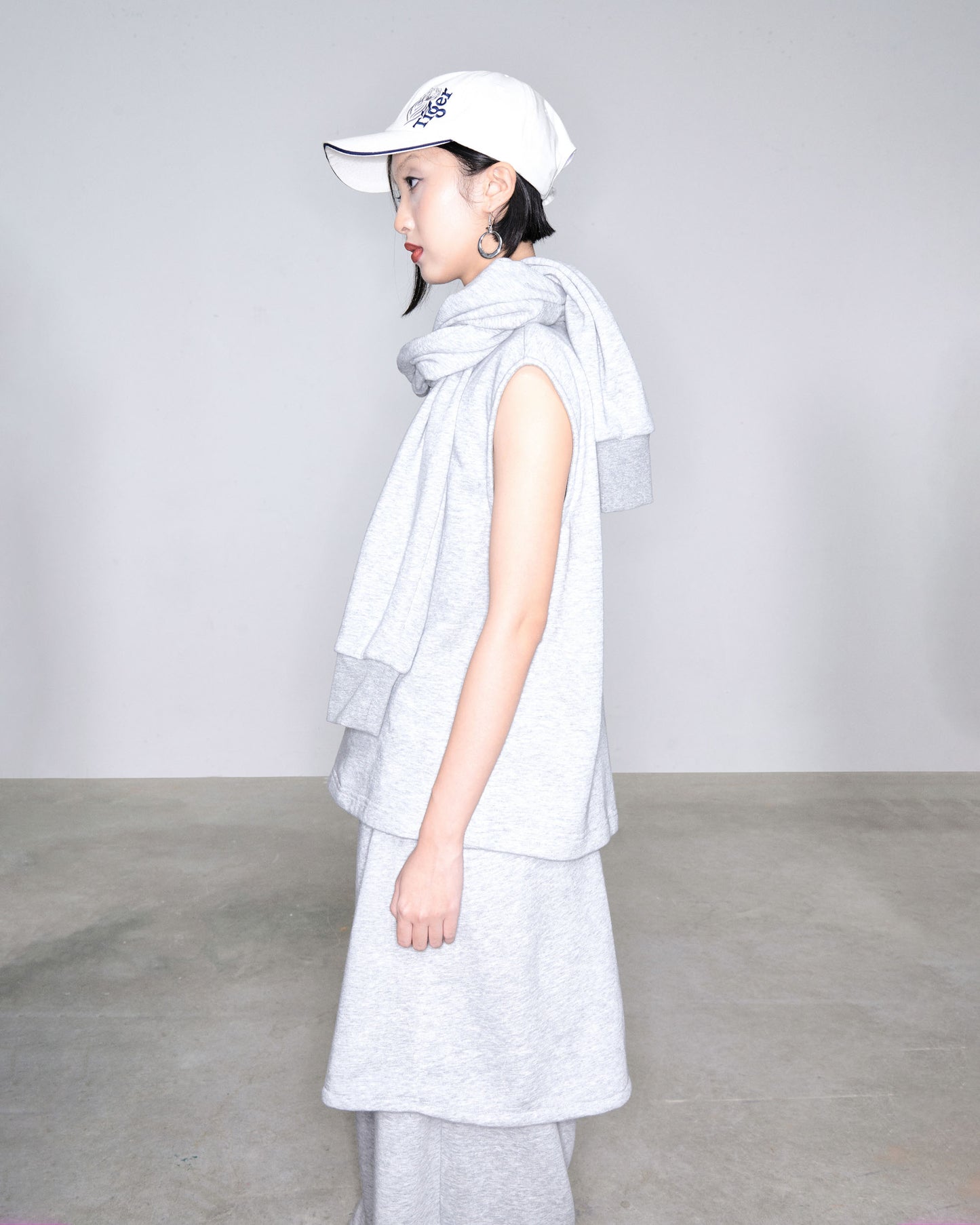 detachable-sleeves-sweatshirt-DAC-EMBELLISH-astoud