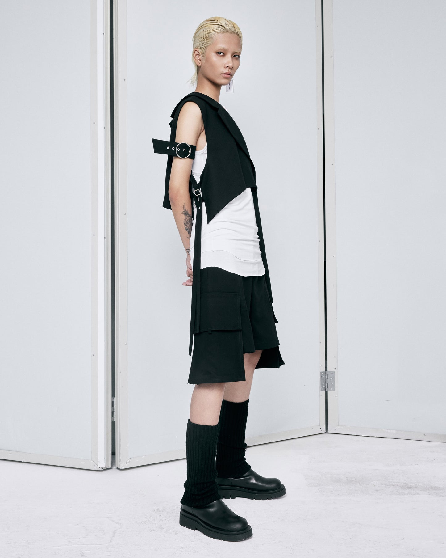 black-khaki-cargo-shorts-FORTYTHREE-ASTOUD