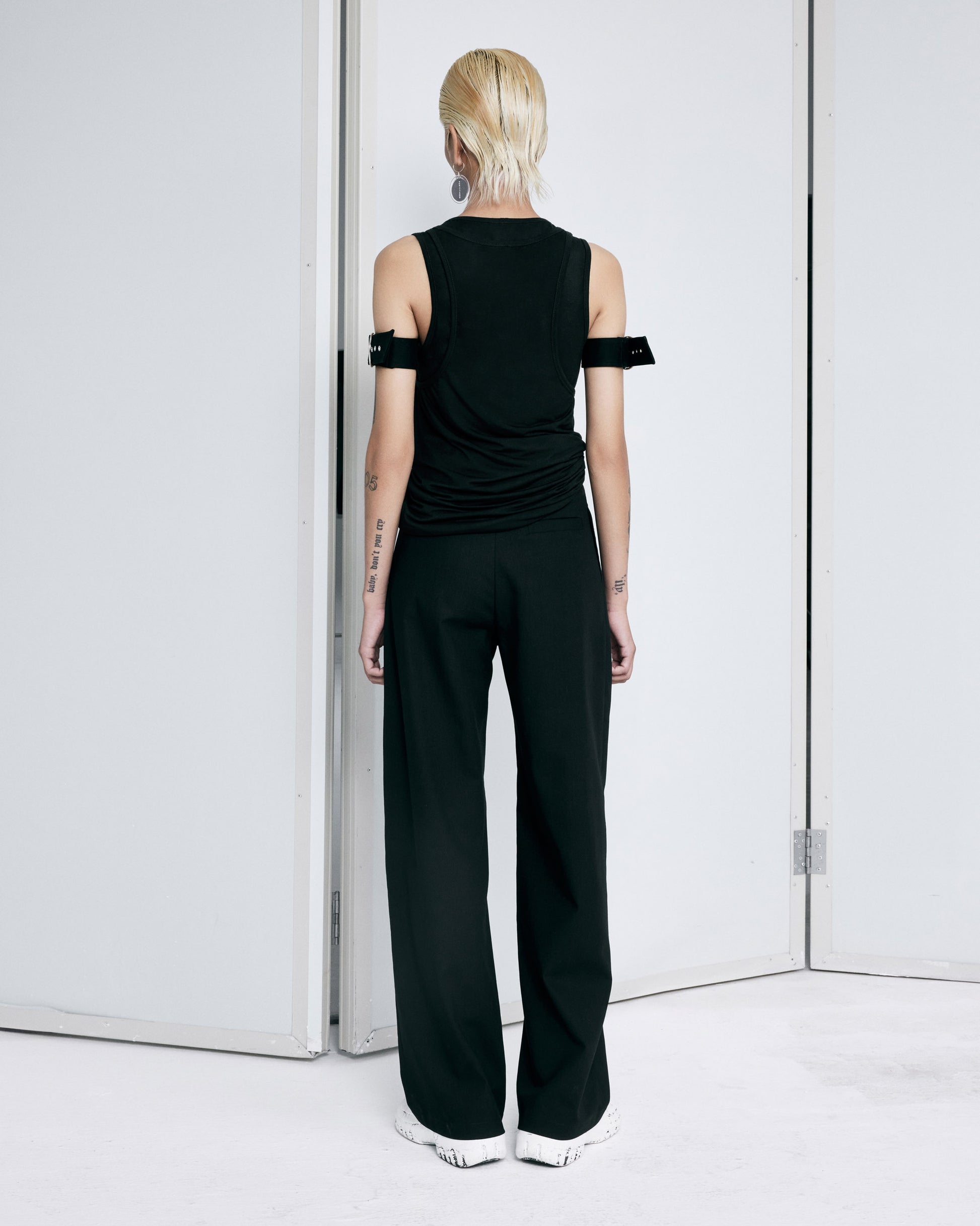 black-linen-straight-leg-pants-fortythree-astoud