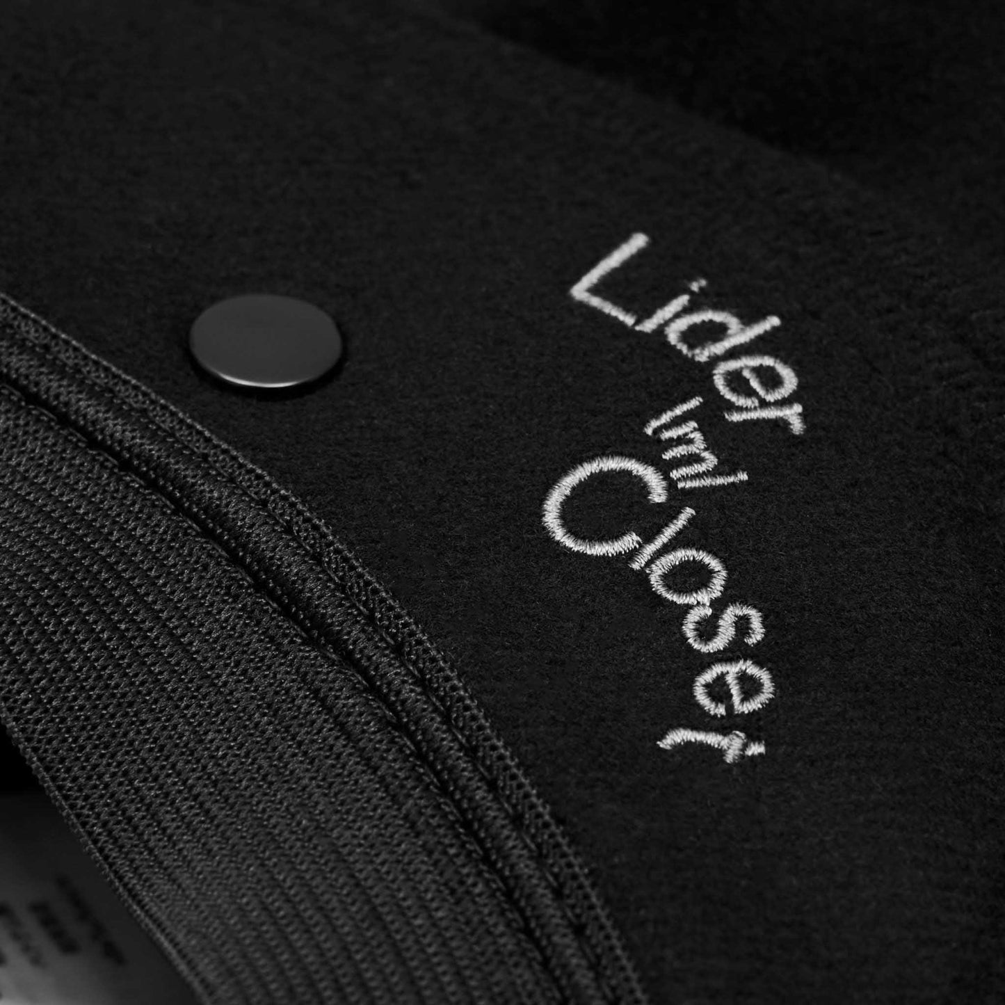 popeye-beret-hat-black-wide-brim-snap-closure-fleece-lider-astoud