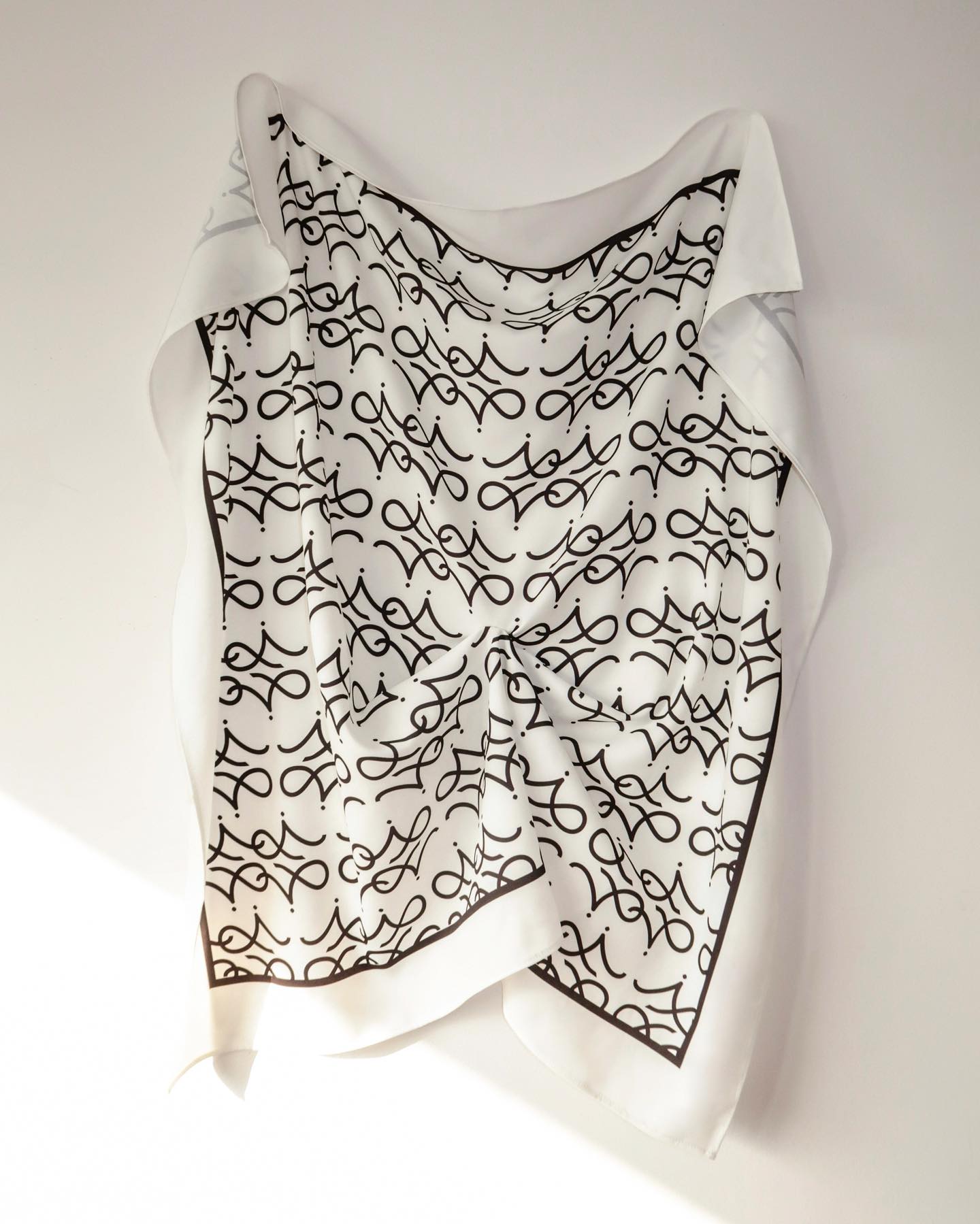 signature-scarf-white the idiot astoud